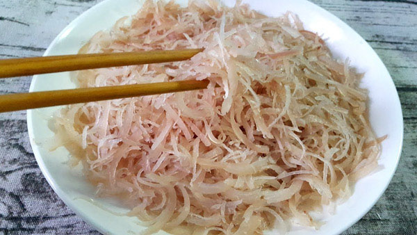 xắt sợi da heo làm nem chua